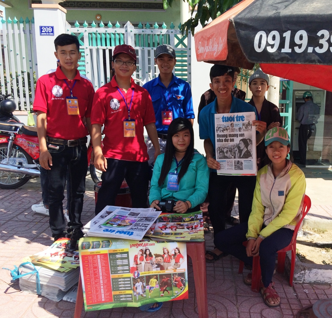 CLB Yêu Ghita Krông Bông với hoạt động bán báo gây quỹ từ thiện.