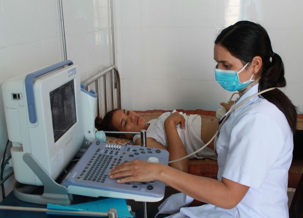 Cán bộ Trạm Y tế xã Cư Pơng siêu âm kiểm tra sức khỏe thai nhi cho phụ nữ mang thai trên địa bàn. 
