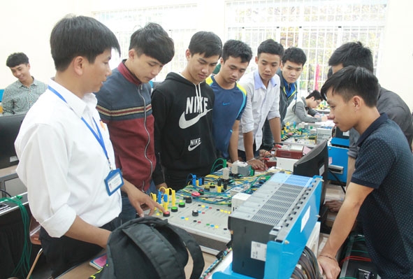 Thầy Nguyễn Hữu Khánh hướng dẫn sinh viên thực hành kỹ thuật lắp đặt điện và điều khiển trong công nghiệp.