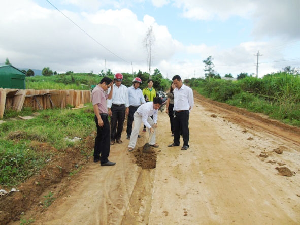 Ban Quản lý dự án giảm nghèo Tây Nguyên huyện M’Đrắk tổ chức nghiệm thu tuyến đường thôn 2 đi thôn 3 (xã Krông Á). 