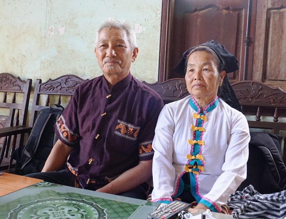 Vợ chồng ông Tâm, bà An ngồi kể cho lớp trẻ nghe về tục ngủ thăm của người Thái.