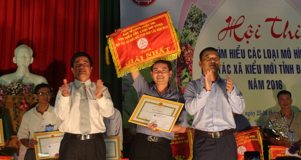 Phó Chủ tịch UBND tỉnh Y Giang Gry Niê Knơng và Chủ tịch Liên minh HTX tỉnh Nguyễn Thiên Văn trao giải Nhất cho đội huyện M'Đrắk