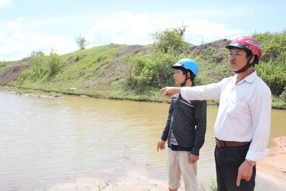 Ông  Vũ Văn Thanh  chỉ diện đất  bị công trình kênh  dẫn nước  thủy điện Sêrêpốk 4 A làm ngập úng nhưng vẫn chưa được  đền bù. 