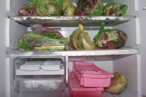 thực phẩm sống như thịt cá cần đậy kín và để vào ngăn riêng  của tủ lạnh.