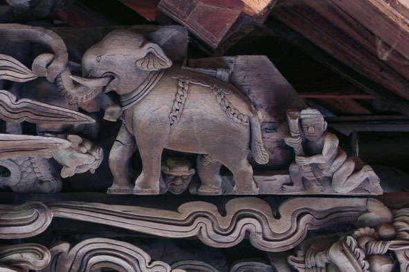Tượng Vua đi cày bằng voi tại đình Hoàng Xá (Hà Nội). Ảnh: T.Hiếu
