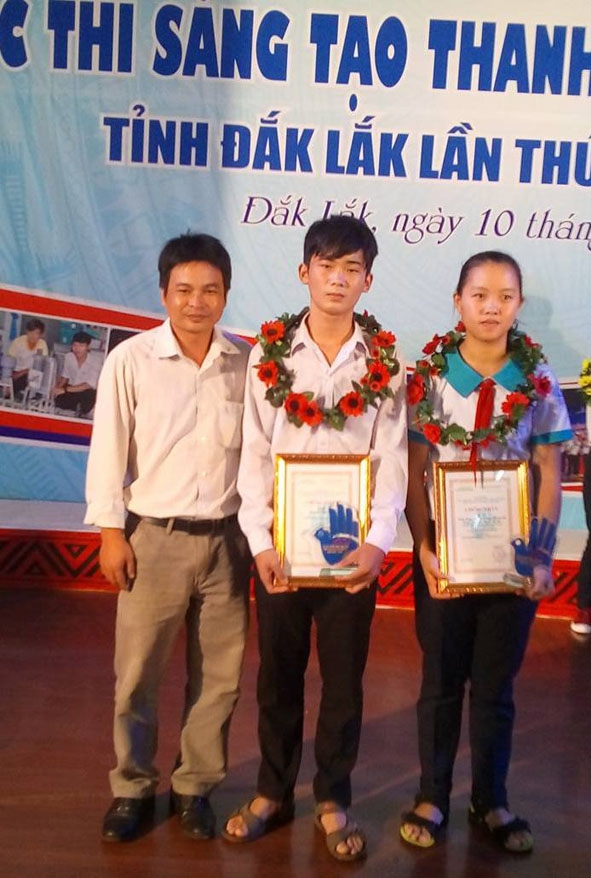 Nguyễn Văn Huy (giữa) nhận giải Ba tại Cuộc thi sáng tạo thanh thiếu niên nhi đồng tỉnh Đắk Lắk lần thứ IV, năm học 2015 – 2016. 