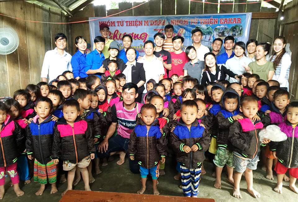 Chương trình đã trao 210 áo ấm cho các em học sinh trường Mẫu giáo Hoa Ban.