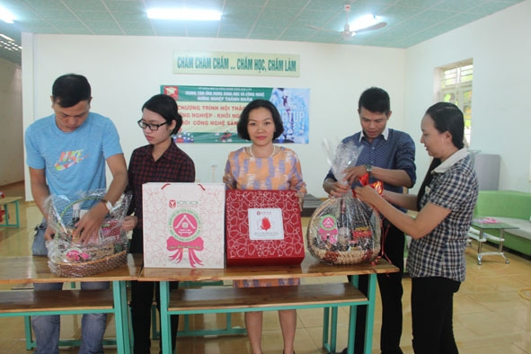 Trung tâm ứng dụng khoa học và công nghệ hướng nghiệp Thành Nhân chuẩn bị những giỏ quà Tết đặc sản Đắk Lắk.