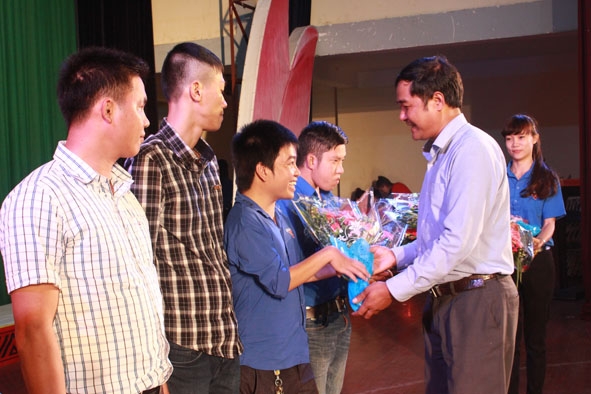 Anh Y Nhuân Byă, Bí thư Tỉnh Đoàn trao quà tặng thanh niên khuyết tật đã đạt thành tích tiêu biểu năm 2016.