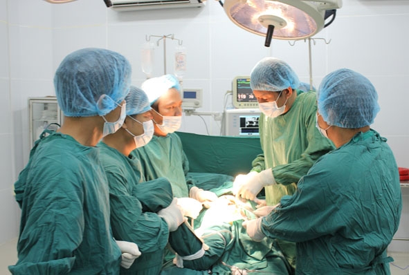 Một ca phẫu thuật khớp háng bán phần do các bác sĩ Khoa Chấn thương chỉnh hình, BVĐK tỉnh thực hiện dưới sự hỗ trợ của các chuyên gia BV Chợ Rẫy. 