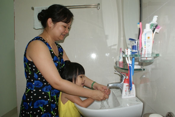 Thường xuyên rửa tay bằng xà phòng diệt khuẩn cho trẻ để phòng chống bệnh tay chân miệng.  Ảnh: H.Thi