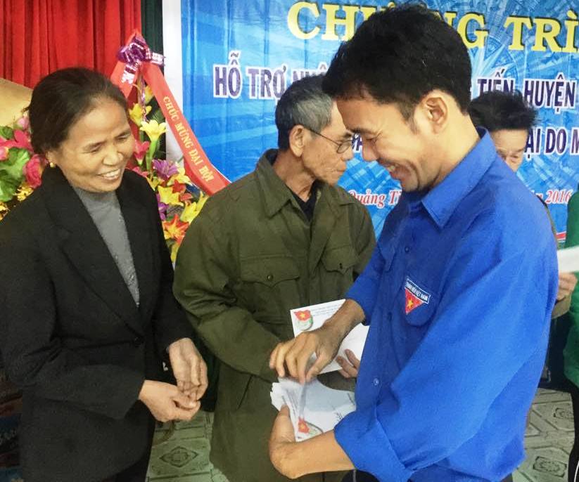 Đại diện Huyện Đoàn Buôn Đôn tặng quà cho người dân tại xã Quảng Tiến