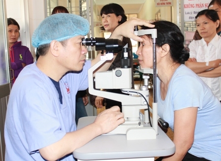 Bác sĩ Bùi Tiến Hùng, Giám đốc Bệnh viện Mắt Quốc tế - Nhật Bản khám cho bệnh nhân trước khi tiến hành mổ.