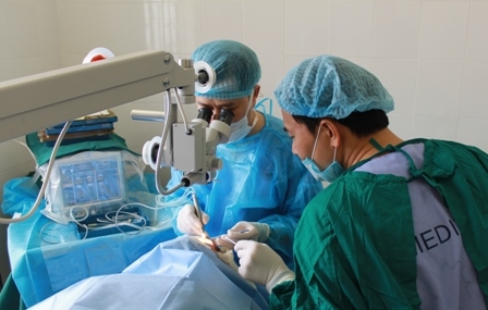 Bệnh nhân đầu tiên được phẫu thuật thay thủy tinh thể miễn phí trong Chương trình này.