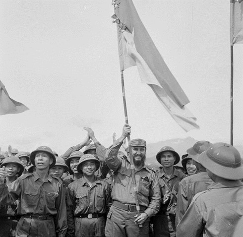 Lãnh tụ Cuba  Fidel Castro phất cao quân kỳ  bách chiến bách thắng của đoàn  Khe Sanh, quân  giải phóng Trị Thiên - Huế. (Ảnh: TTXVN)
