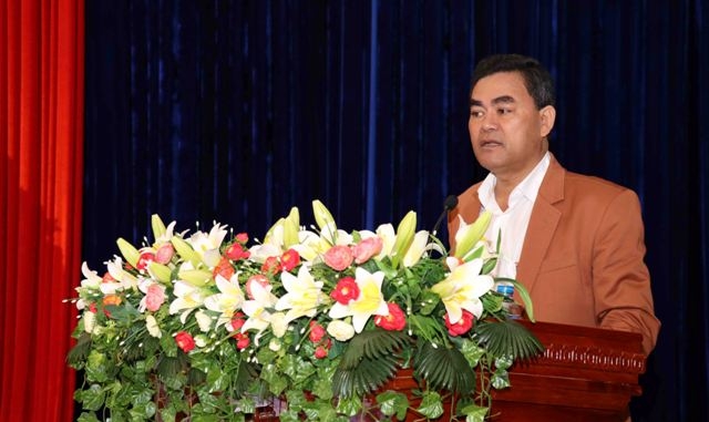 Phó Bí thư Tỉnh ủy, Chủ tịch HĐND tỉnh Y Biêr Niê phát biểu ý kiến đóng góp 