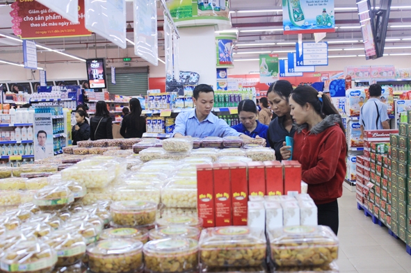 Người tiêu dùng lựa chọn mua bánh kẹo tết tại siêu thị Co.opmart Buôn Ma Thuột. 