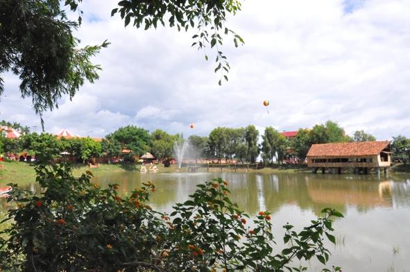 Khuôn viên Khu du lịch sinh thái Hồ Sen.