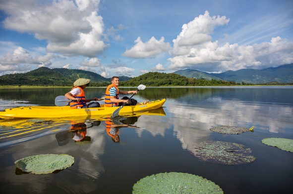 Du khách chèo thuyền kayak dạo chơi trên hồ Lắk.