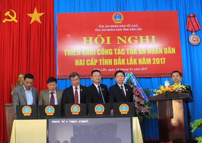 Các đại biểu nhấn nút khởi động Trang thông tin điện tử