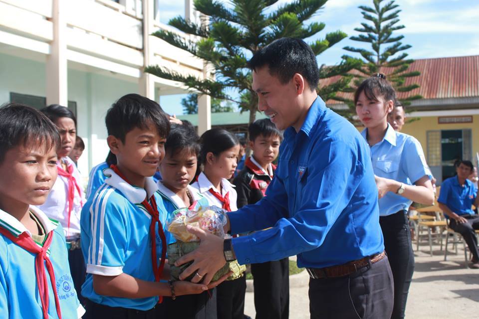 Đại diện Hội đồng Đội tỉnh tặng quà cho các em học sinh nghèo vượt khó