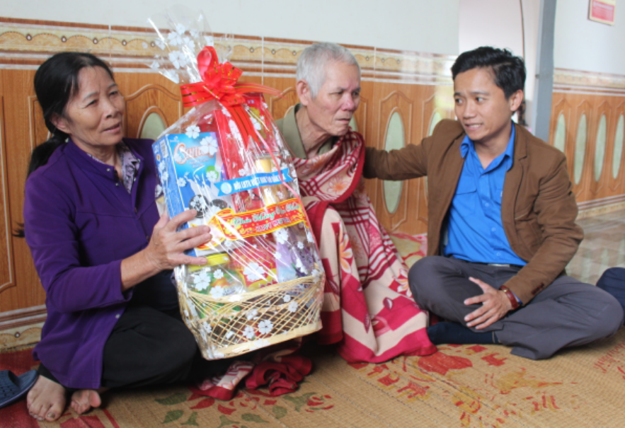 Anh Võ Văn Dũng, Chủ tịch Hội LHTN Việt Nam tỉnh tặng quà cho gia đình chính sách tại xã 