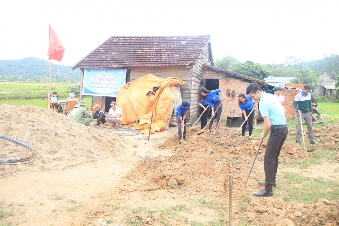 Đoàn viên thanh niên huyện Krông Ana tham gia góp công xây dựng Nhà nhân ái