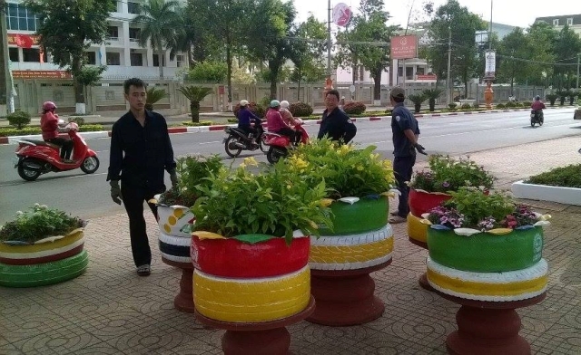 Công nhân đang đặt chậu hoa trên đường Nguyễn Tất Thành