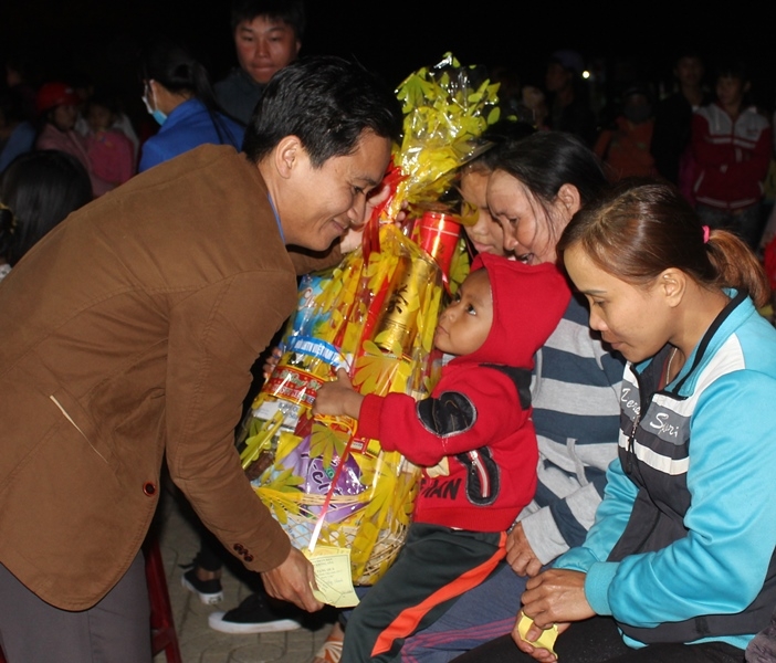 Chủ tịch Hội LHTN Việt Nam tỉnh trao quà tặng người nghèo 