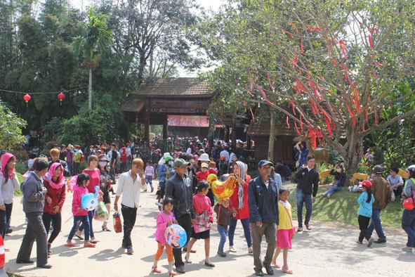 Du khách đến Khu du lịch Ko Tam trong dịp Tết Đinh Dậu 2017. 