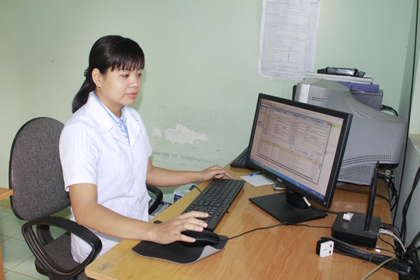 Cán bộ  y tế phường Thành Công  (TP. Buôn Ma Thuột) ứng dụng CNTT  trong  quản lý y tế.
