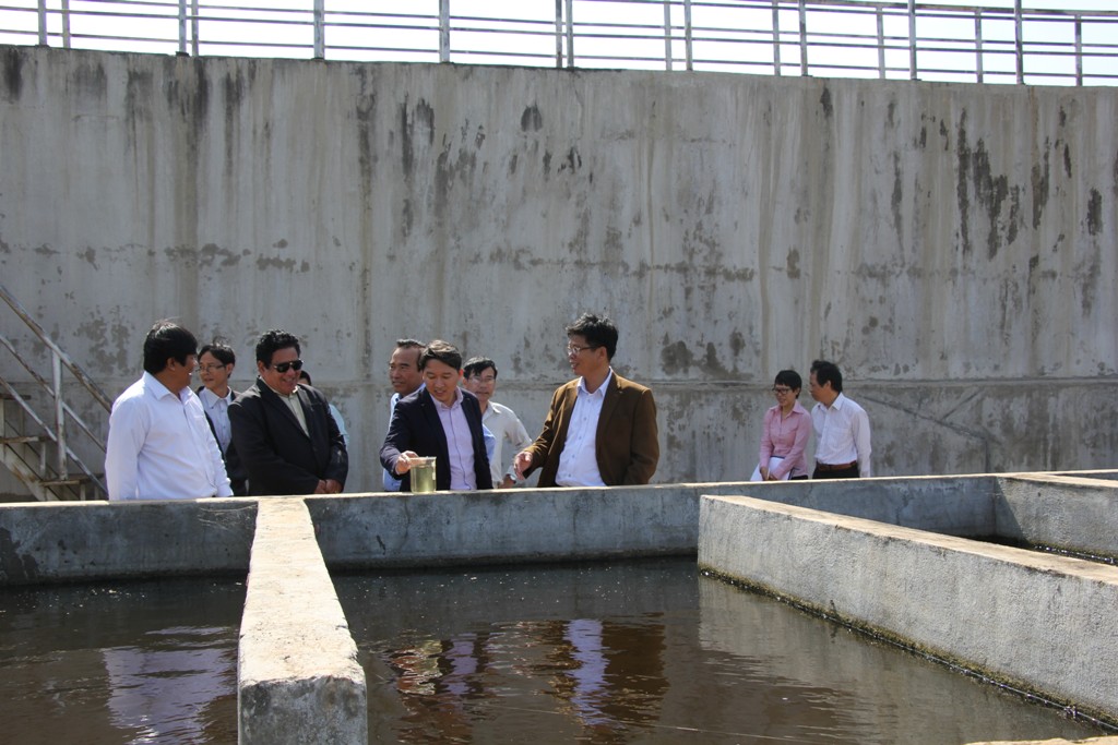 Phó Chủ tịch UBND tỉnh Nguyễn Hải Ninh và đại diện có sở, ngành thị sát hệ thống xử lý nước thải của Khu công nghiệp Hòa Phú