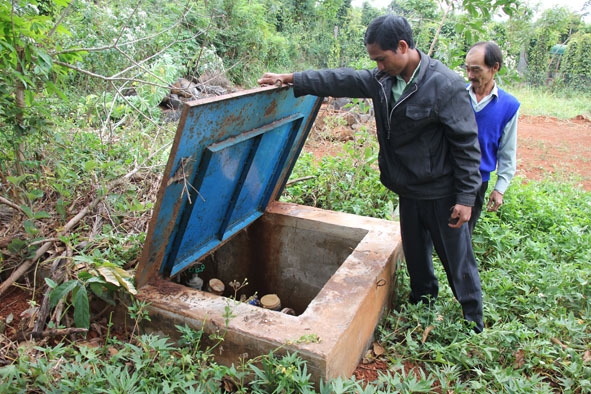 Đại diện UBND xã Hòa Xuân (TP. Buôn Ma Thuột) kiểm tra công trình nước sạch  tại thôn 1  của xã. 