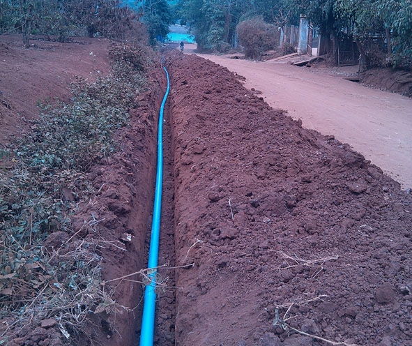 Lắp đặt đường ống dẫn nước tại công trình cấp nước xã Ea Phê, huyện Krông Pắc.
