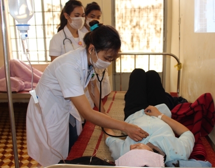 Các bệnh nhân của vụ ngộ độc đang được điều trị tại khoa Truyền nhiễm, Bệnh viện Đa khoa tỉnh