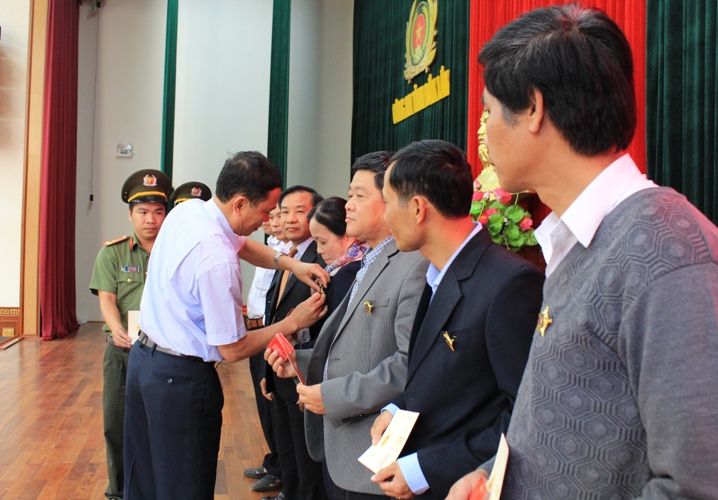 Phó Chủ tịch UBND tỉnh Võ Văn Cảnh trao Kỷ niệm chương “Bảo vệ an ninh Tổ quốc” của Bộ Công an tặng các cá nhân có thành tích trong công tác đấu tranh phòng, chống tội phạm và tệ nạn xã hội. 