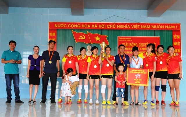Ban tổ chức trao giải Nhất cho đội bóng Công an tỉnh huyện.