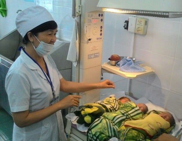 Ba trẻ con sản phụ C. được chăm sóc tại Bệnh viện Đa khoa huyện Krông Bông