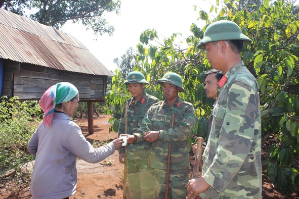 Chiến sĩ Trung đoàn 66 giúp người dân buôn Dang (xã Ea H’leo, huyện Ea H’leo) lao động sản xuất.