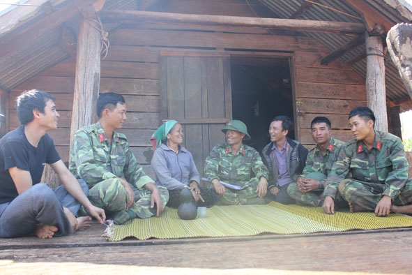(2)	Cán bộ, chiến sĩ Trung đoàn thăm hỏi, giúp đỡ hộ gia đình khó khăn ở xã Ea H’leo.