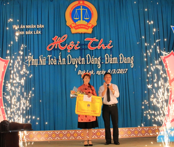 Chánh án TAND tỉnh Nguyễn Duy Hữu trao giải Đặc biệt cho thí sinh Đặng Thị Thu Hà (Tổ Công đoàn 1, TAND tỉnh)