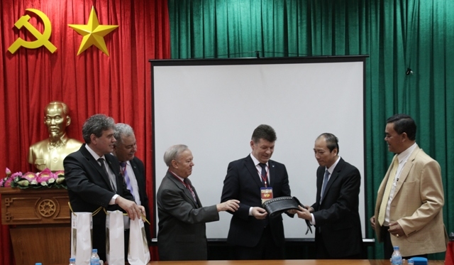 Lãnh đạo tỉnh Gorj tặng quà lãnh đạo tỉnh Đắk Lắk