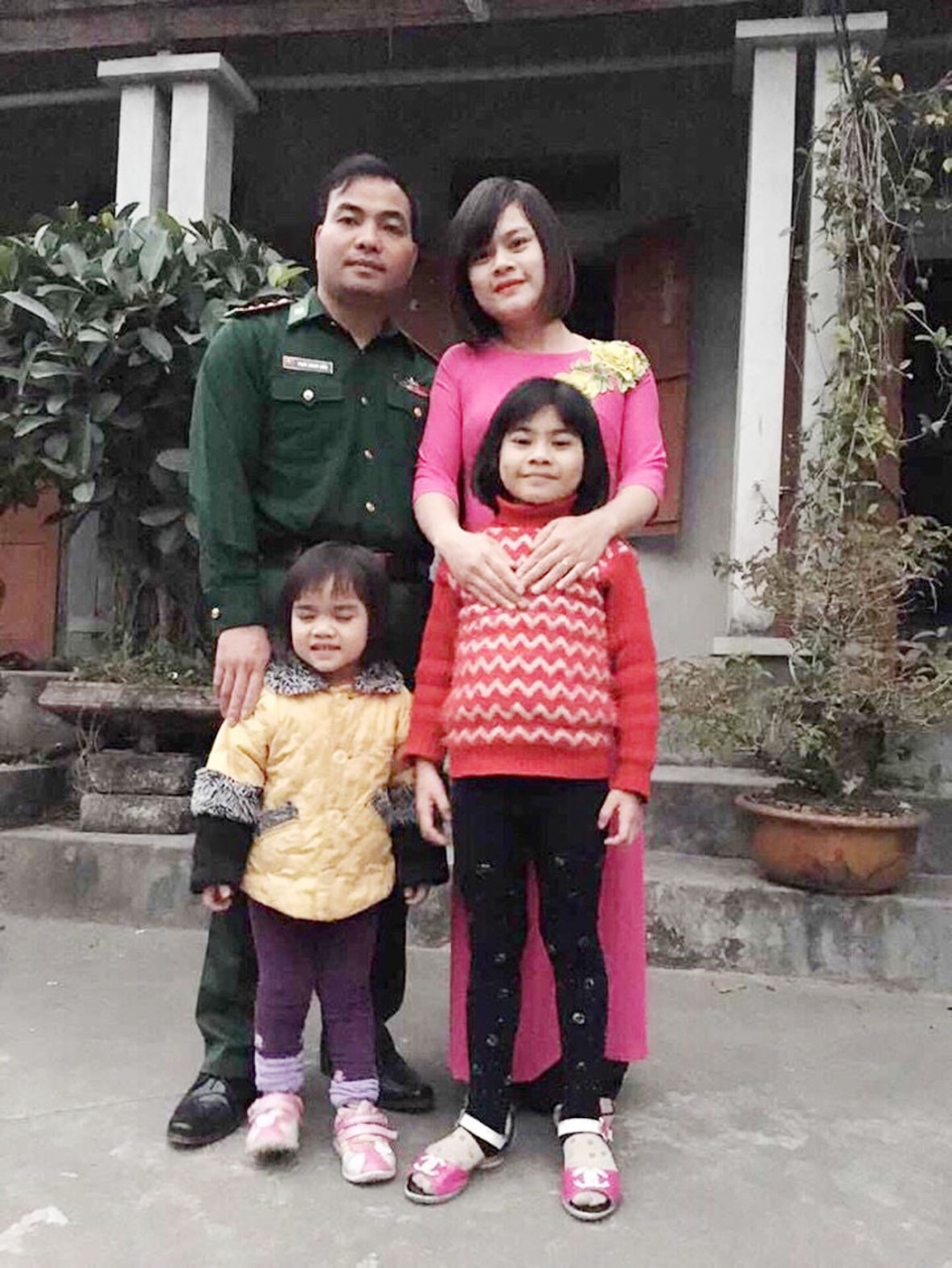 Niềm hạnh phúc của gia đình Đại úy Phạm Quang Hiển  trong một lần anh về phép.  Ảnh: nhân vật cung cấp