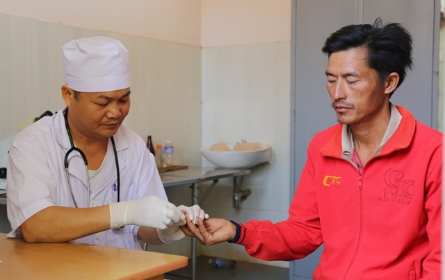 Người dân xã Cư Kbang đến lấy lam máu làm xét nghiệm sốt rét tại Trạm y tế xã. Ảnh: Đ.Thi