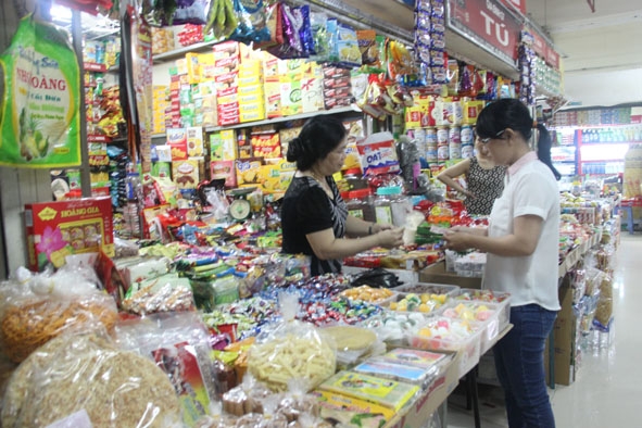 Khách chọn mua hàng Việt tại chợ Trung tâm Buôn Ma Thuột.  
