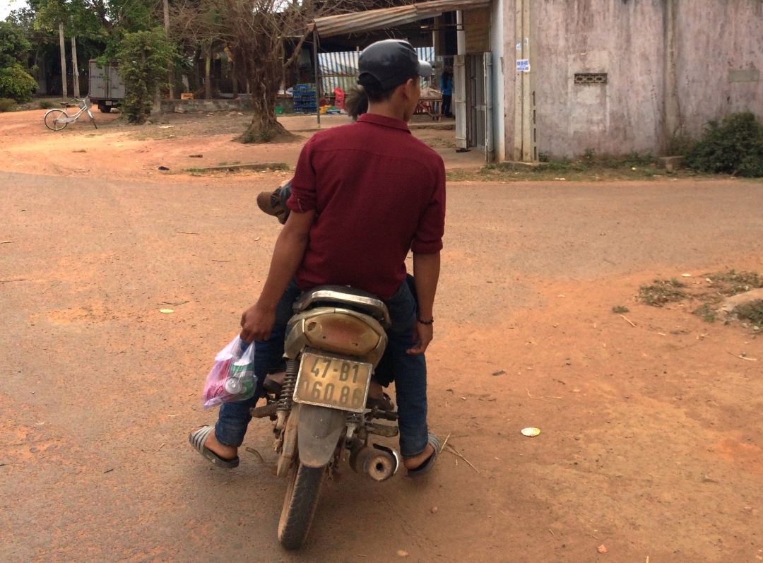 Trên địa bàn thôn 1B, 1C người đi đường không khó để bắt gặp cảnh các “tái xế nhí” điều khiển xe máy, không đội mũ bảo hiểm. 