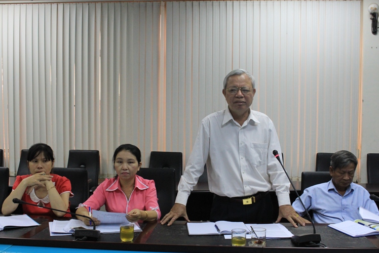 Phó Chủ tịch Thường trực Hội Cưu Chiến binh tỉnh Bùi Văn Bang đóng góp ý kiến tại cuộc họp.