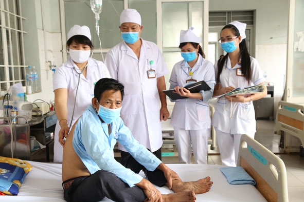 Thăm khám và tư vấn cho người bệnh tại Bệnh viện lao và bệnh phổi tỉnh. 