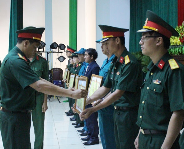 Thủ trưởng Bộ Chỉ huy Quân sự tỉnh trao Giấy khen tặng Thiếu tá Nguyễn Tất Thắng điển hình tiên tiến 3 năm (2014 – 2016).