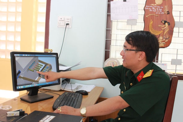 Thượng úy Lê Văn Đức giới thiệu về sáng kiến Thiết bị thử tỉ lệ nổ cháy đạn dược đa năng.